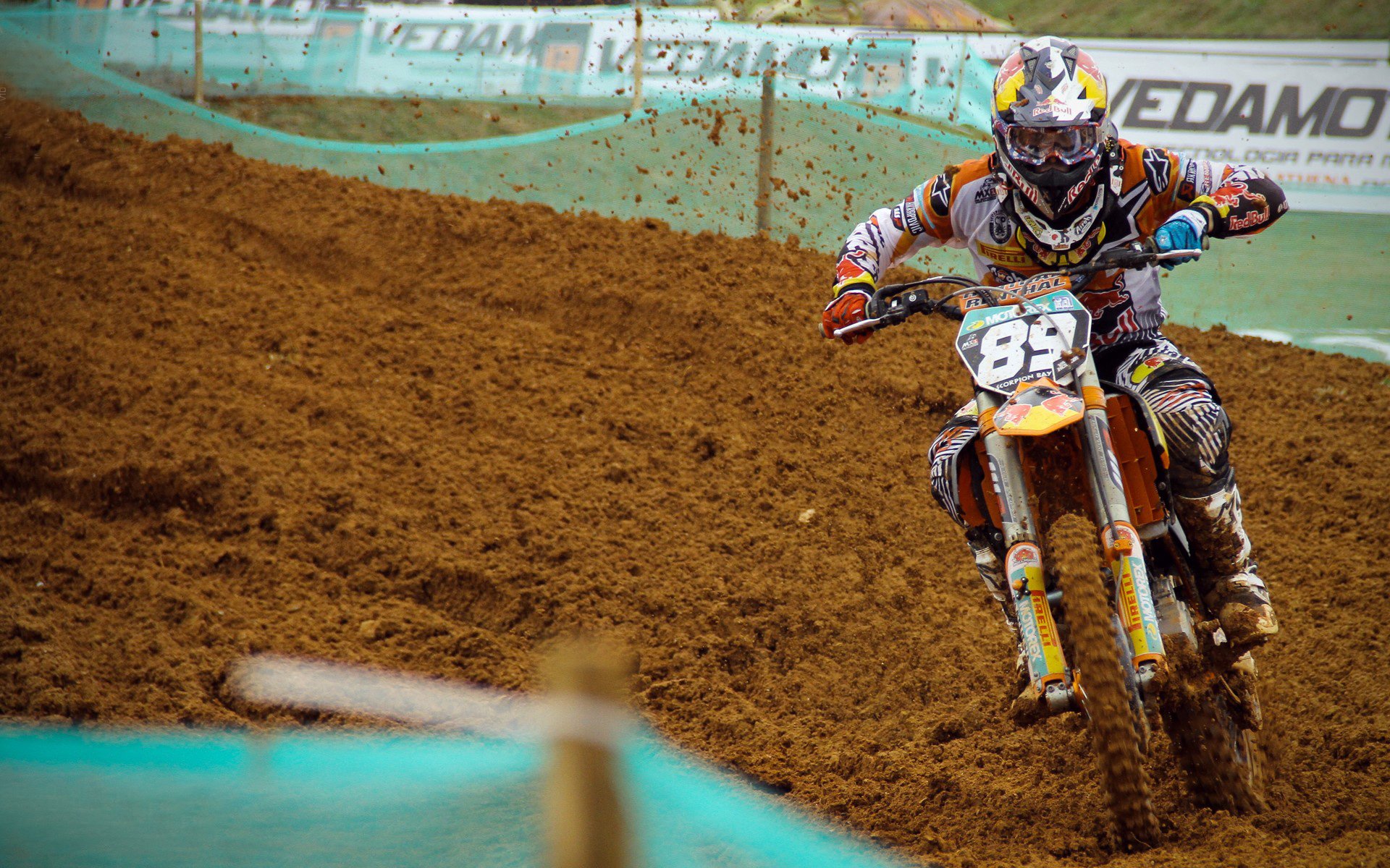 尼尔·巴特尔在橄榄球比赛中以防守为主导，帮助袋鼠队稳定胜局